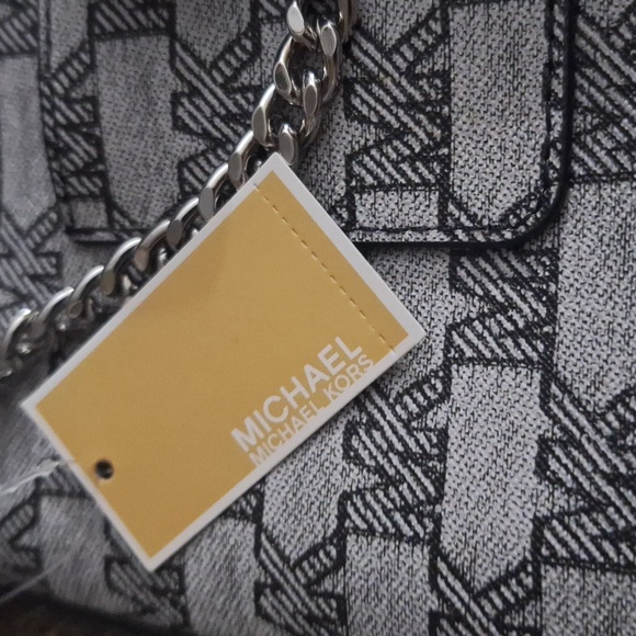 MICHAEL KORS WRISTLET🤩 - Picture 9 of 14